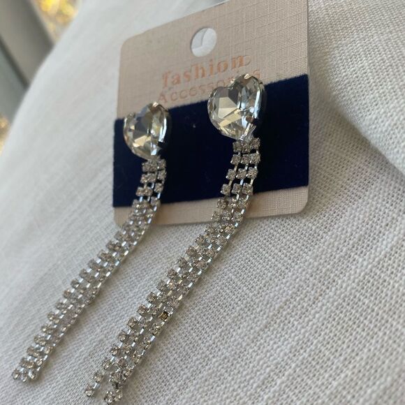 Super sparkly heart and dangle rhinestone earrings. Perfect for going out - Picture 3 of 5
